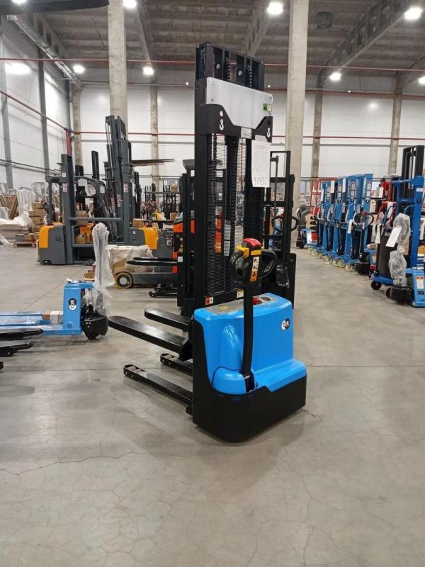 Штабелер самоходный