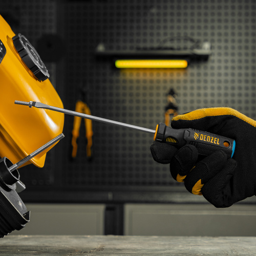 Отвертка SL4х100 мм, CrV, трехкомпонентная рукоятка Denzel по ценам производителя в Воронеже с доставкой по всей России