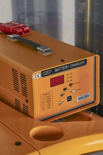 Штабелер самоходный 1,5 т 5,6 м XILIN CDDR15-III 24/200 В/Ач (сопровождаемый) по ценам производителя в Воронеже с доставкой по всей России