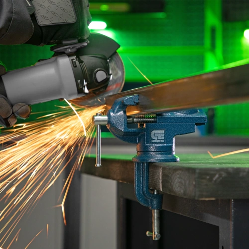 Тиски слесарные, настольные, поворотные, ширина рабочих губок 65 мм, наковальня Сибртех по ценам производителя в Воронеже с доставкой по всей России