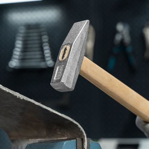 Молоток слесарный, 600 г, квадратный боек, деревянная рукоятка по ценам производителя в Воронеже с доставкой по всей России