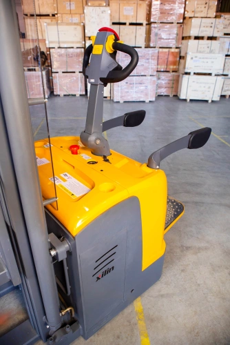 Штабелер самоходный 1,5 т 5,6 м XILIN CDDK15-III 24/200 В/Ач (с платформой) по ценам производителя в Воронеже с доставкой по всей России