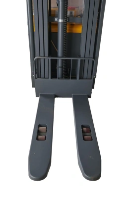 Штабелер самоходный 1,5 т 5,6 м XILIN CDDR15-III 24/200 В/Ач (сопровождаемый) по ценам производителя в Воронеже с доставкой по всей России