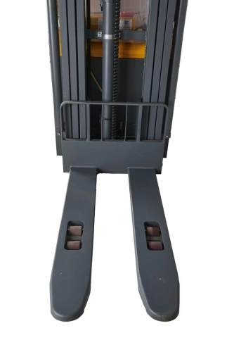 Штабелер самоходный 1,5 т 5,6 м XILIN CDDR15-III 24/200 В/Ач (сопровождаемый) по ценам производителя в Воронеже с доставкой по всей России