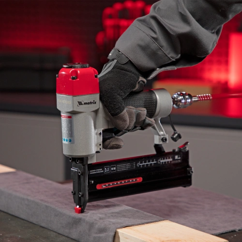 Нейлер-степлер пневматический 2 в 1, гвозди 18GA длина 10-50 мм, скобы 18GA длина 25-40 мм Matrix по ценам производителя в Воронеже с доставкой по всей России