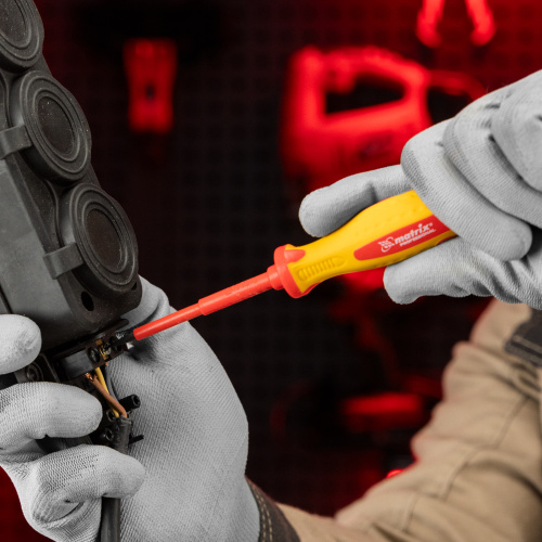 Набор диэлектрических отверток 7 шт, до 1000 В, пробник электрический до 250 В, двухкомпонентные рукоятки Matrix Professional по ценам производителя в Воронеже с доставкой по всей России