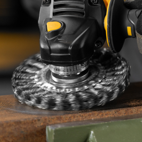 Щетка для УШМ, 125 мм, "Плоская", крученая нержавеющая проволока 0.5 мм, посадка 22.2 мм Denzel по ценам производителя в Воронеже с доставкой по всей России