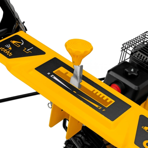 Бензиновая снегоуборочная машина SB 560 LP, 212 cc, электростартер, фара Denzel по ценам производителя в Воронеже с доставкой по всей России