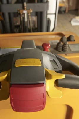 Штабелер самоходный 1,5 т 4,5 м XILIN CPD15R с наклоном мачты и противовесом 24/320 В/Ач по ценам производителя в Воронеже с доставкой по всей России