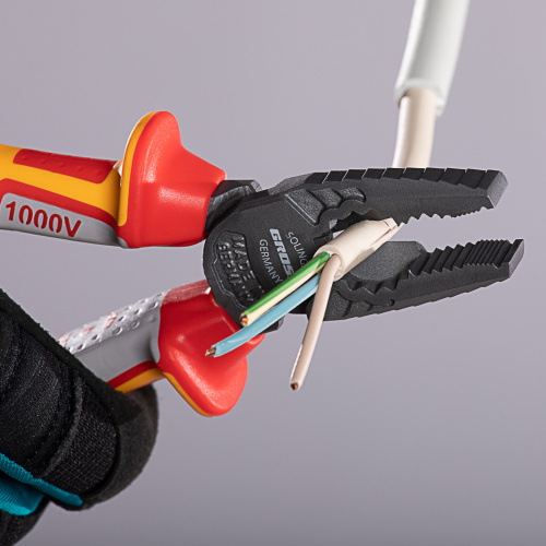 Плоскогубцы комбинированные, диэлектрические трехкомпонентные рукоятки до 1000 В, 180 мм Gross по ценам производителя в Воронеже с доставкой по всей России