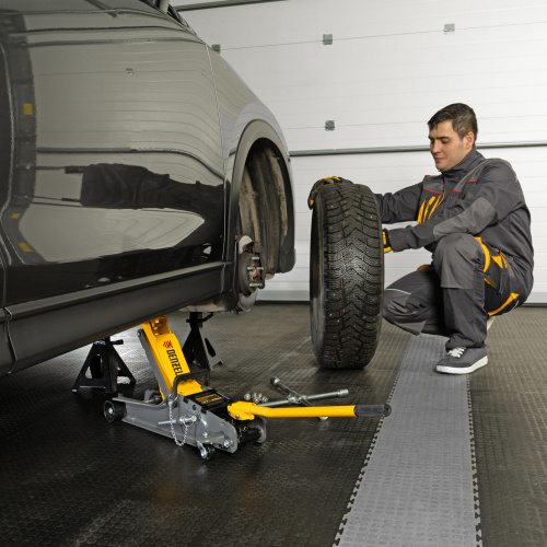 Домкрат гидравлический подкатной с фиксатором, 2,5 т,  85-385 мм, в пласт. кейсе Denzel по ценам производителя в Воронеже с доставкой по всей России