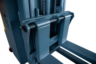 Штабелер самоходный 1,5 т 3,0 м XILIN CDD15K-EN 24/105 В/Ач с раздвижными вилами (с платформой) по ценам производителя в Воронеже с доставкой по всей России