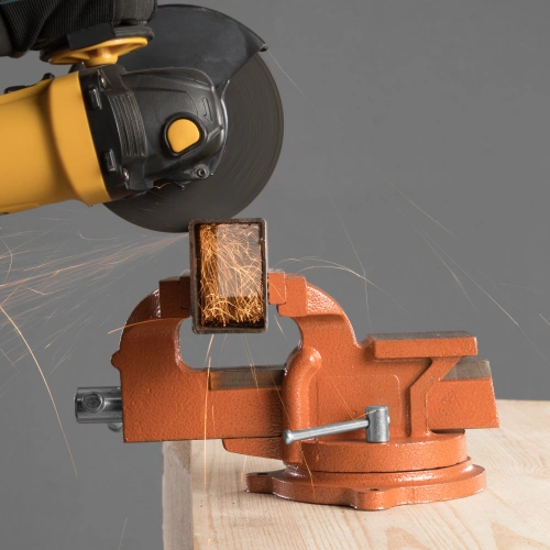 Тиски слесарные, 100 мм, поворотные, с наковальней Sparta по ценам производителя в Воронеже с доставкой по всей России