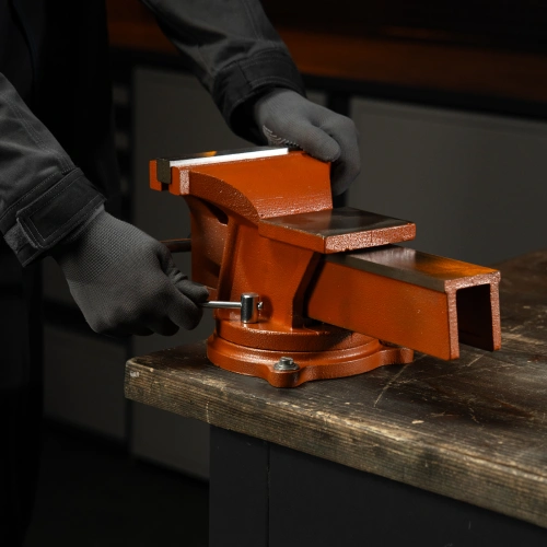 Тиски слесарные, 200 мм, поворотные, с наковальней Sparta по ценам производителя в Воронеже с доставкой по всей России