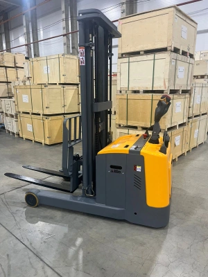 Штабелер самоходный 1,5 т 5,0 м XILIN CQD15R с выдвижной мачтой и противовесом 24/270 В/Ач купить в Москве с доставкой по всей России | ProtosMarket.ru