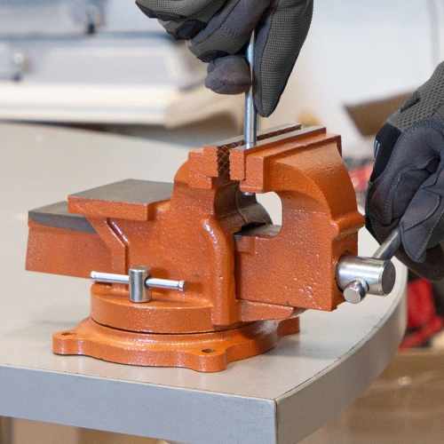 Тиски слесарные, 100 мм, поворотные, с наковальней Sparta по ценам производителя в Воронеже с доставкой по всей России