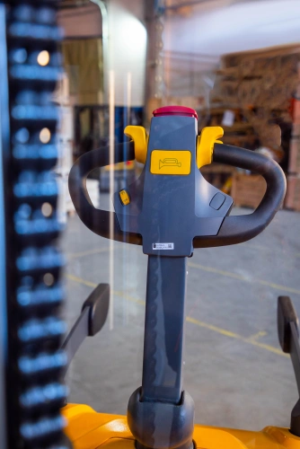 Штабелер самоходный 1,5 т 5,6 м XILIN CDDK15-III 24/200 В/Ач (с платформой) по ценам производителя в Воронеже с доставкой по всей России