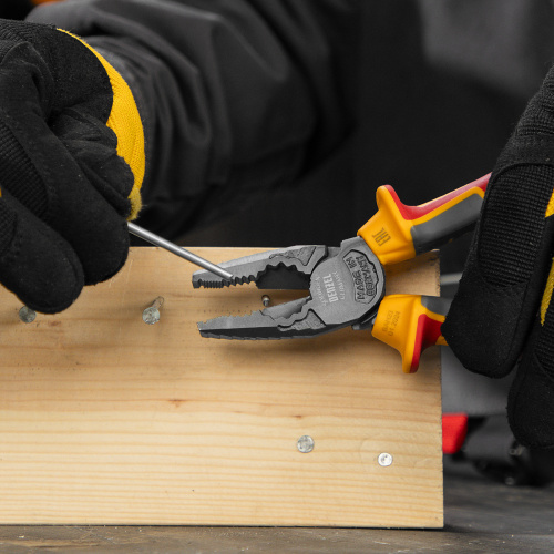 Плоскогубцы комбинированные, диэлектрические трехкомпонентные рукоятки до 1000 В, 180 мм Denzel по ценам производителя в Воронеже с доставкой по всей России