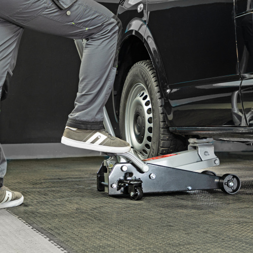 Домкрат гидравлический подкатной, 3.5 т, высота подъема 145-490 мм, с педалью Matrix по ценам производителя в Воронеже с доставкой по всей России