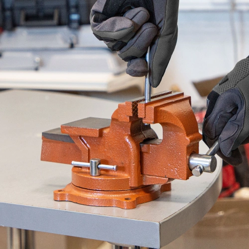 Тиски слесарные, 100 мм, поворотные, с наковальней Sparta по ценам производителя в Воронеже с доставкой по всей России