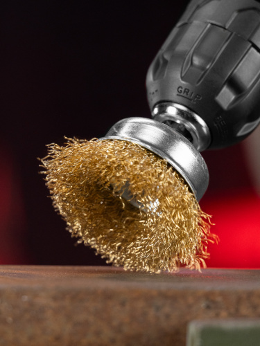 Щетка для дрели, 50 мм, "чашка" со шпилькой, латунированная витая проволока Matrix по ценам производителя в Воронеже с доставкой по всей России