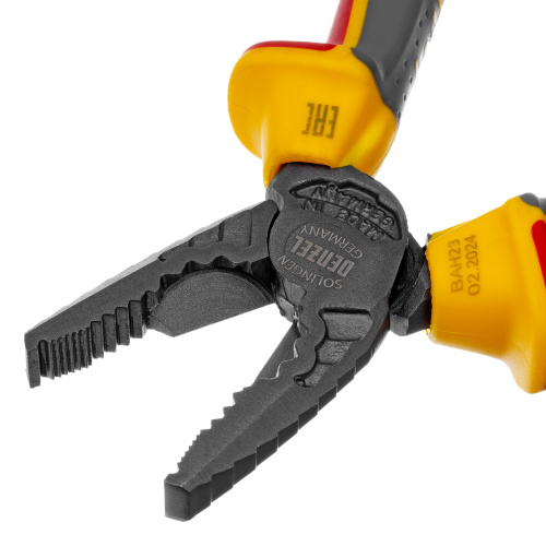 Плоскогубцы комбинированные, диэлектрические трехкомпонентные рукоятки до 1000 В, 180 мм Denzel по ценам производителя в Воронеже с доставкой по всей России