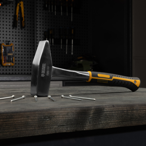 Молоток слесарный 800 г, цельнометаллический, двухкомпонентная рукоятка Denzel по ценам производителя в Воронеже с доставкой по всей России