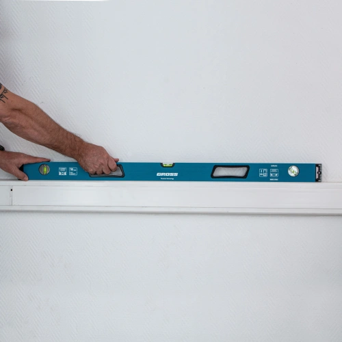 Уровень алюминиевый, 1000 мм, усиленный с ударопрочными заглушками, рукоятки, 3 глазка Gross по ценам производителя в Воронеже с доставкой по всей России