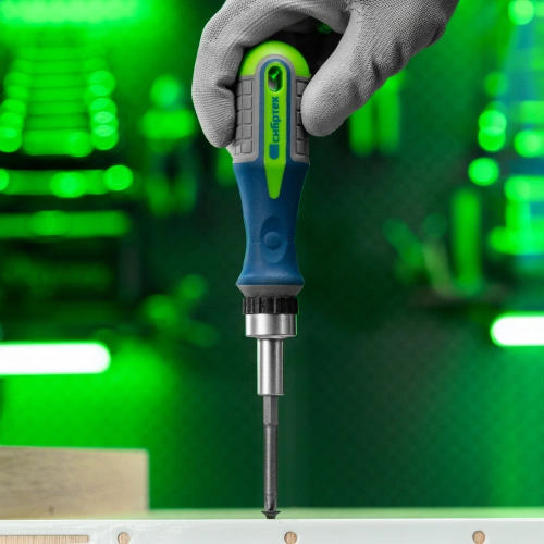 Отвертка реверсивная с набором бит и торцевых головок, 25 шт, CrV, чехол Сибртех по ценам производителя в Воронеже с доставкой по всей России