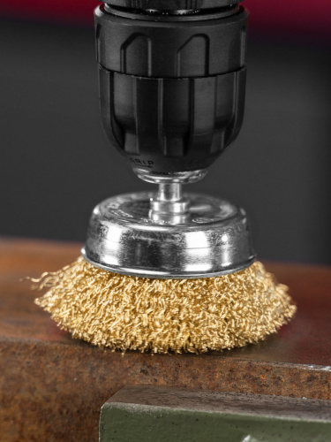 Щетка для дрели, 65 мм, "чашка" со шпилькой, латунированная витая проволока Matrix по ценам производителя в Воронеже с доставкой по всей России