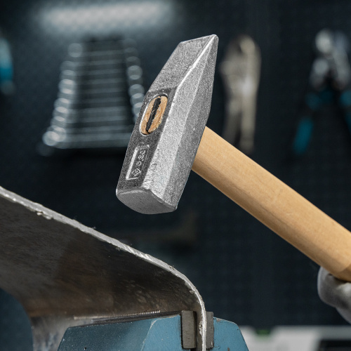 Молоток слесарный, 800 г, квадратный боек, деревянная рукоятка по ценам производителя в Воронеже с доставкой по всей России