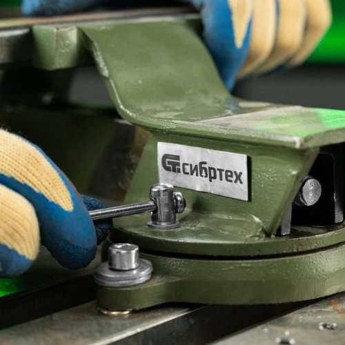 Тиски слесарные, 100 мм, стальные, поворотные Сибртех по ценам производителя в Воронеже с доставкой по всей России