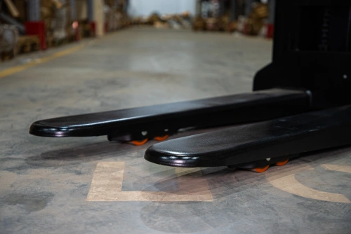 Штабелер самоходный 1,5 т 3,0 м TOR WS15H-3000SC PRO Li-ion 24/60 В/Ач контр. скорости подъема по ценам производителя в Воронеже с доставкой по всей России