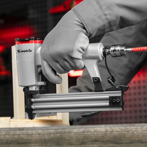 Нейлер пневматический для гвоздей от 10 до 32 мм Matrix по ценам производителя в Воронеже с доставкой по всей России