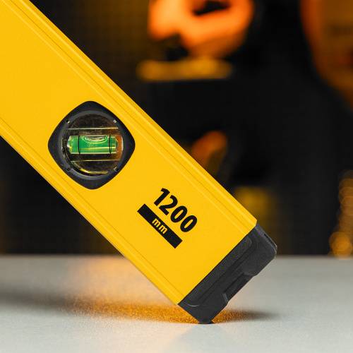 Уровень алюминиевый, магнит, фрезерованный, 3 глазка (1 зеркал.) 0,5 мм/м, 1200 мм Denzel по ценам производителя в Воронеже с доставкой по всей России