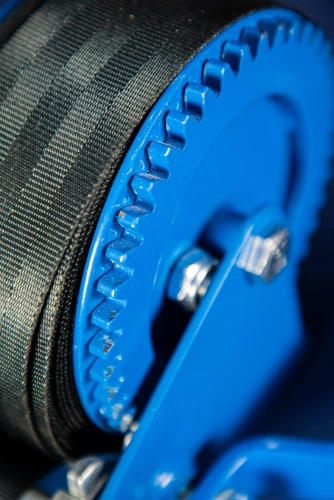 Лебедка ручная барабанная с лентой  0,5т 20 м оцинкованная TOR LHW по ценам производителя в Воронеже с доставкой по всей России