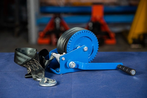 Лебедка ручная барабанная с лентой  0,5т 20 м оцинкованная TOR LHW по ценам производителя в Воронеже с доставкой по всей России