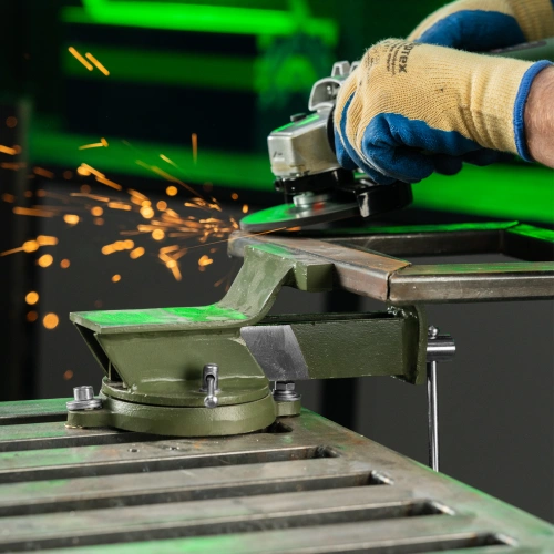 Тиски слесарные, 100 мм, стальные, поворотные Сибртех по ценам производителя в Воронеже с доставкой по всей России