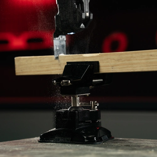 Тиски настольные, резиновая вакуумная присоска, шарнирный механизм, ширина рабочих губок 70 мм Matrix по ценам производителя в Воронеже с доставкой по всей России