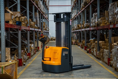 Штабелер самоходный 1,5 т 4,5 м XILIN CDDR15-III 24/200 В/Ач (сопровождаемый) по ценам производителя в Воронеже с доставкой по всей России