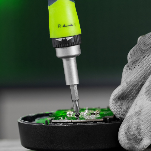 Отвертка реверсивная для точных работ с набором бит и торцевых головок, 32 предмета, CrV Сибртех по ценам производителя в Воронеже с доставкой по всей России