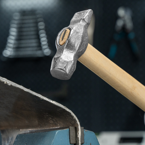 Молоток слесарный, 800 г, круглый боек, деревянная рукоятка по ценам производителя в Воронеже с доставкой по всей России