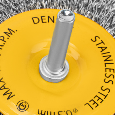 Щетка для дрели 100 мм, Плоская, со шпилькой, нержавеющая витая проволока Denzel по ценам производителя в Воронеже с доставкой по всей России