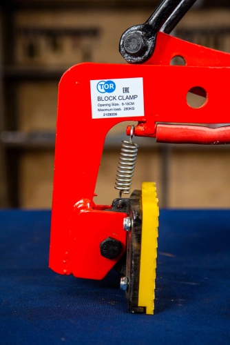 Клещевой вертикальный захват TOR для брикетов и блоков 12-18 см г/п 280 кг по ценам производителя в Воронеже с доставкой по всей России