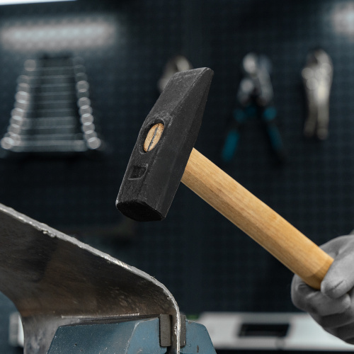 Молоток слесарный, 1000 г, квадратный боек, деревянная рукоятка по ценам производителя в Воронеже с доставкой по всей России