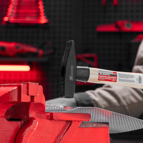 Молоток слесарный, 300 г, квадратный боек, деревянная рукоятка Matrix по ценам производителя в Воронеже с доставкой по всей России