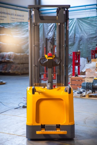 Штабелер самоходный 1,5 т 5,6 м XILIN CDDK15-III 24/200 В/Ач (с платформой) по ценам производителя в Воронеже с доставкой по всей России