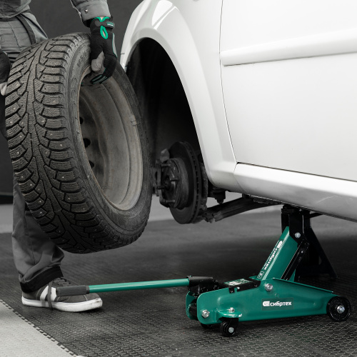 Домкрат гидравлический подкатной, 2 т, 135-320 мм, в пласт. кейсе Сибртех по ценам производителя в Воронеже с доставкой по всей России