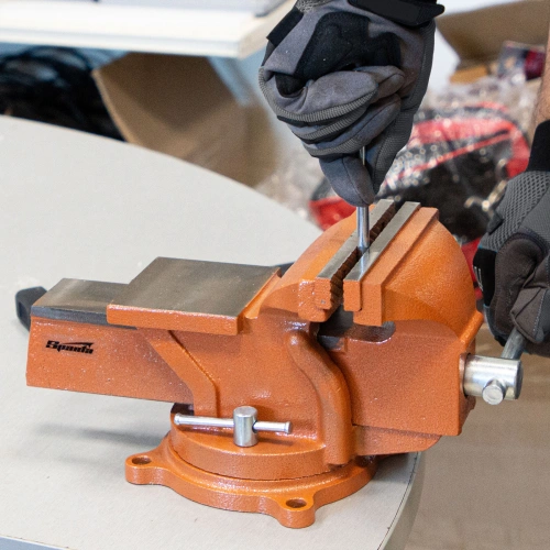 Тиски слесарные, 150 мм, поворотные, с наковальней Sparta по ценам производителя в Воронеже с доставкой по всей России