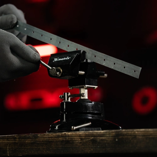 Тиски настольные, резиновая вакуумная присоска, шарнирный механизм, ширина рабочих губок 70 мм Matrix по ценам производителя в Воронеже с доставкой по всей России